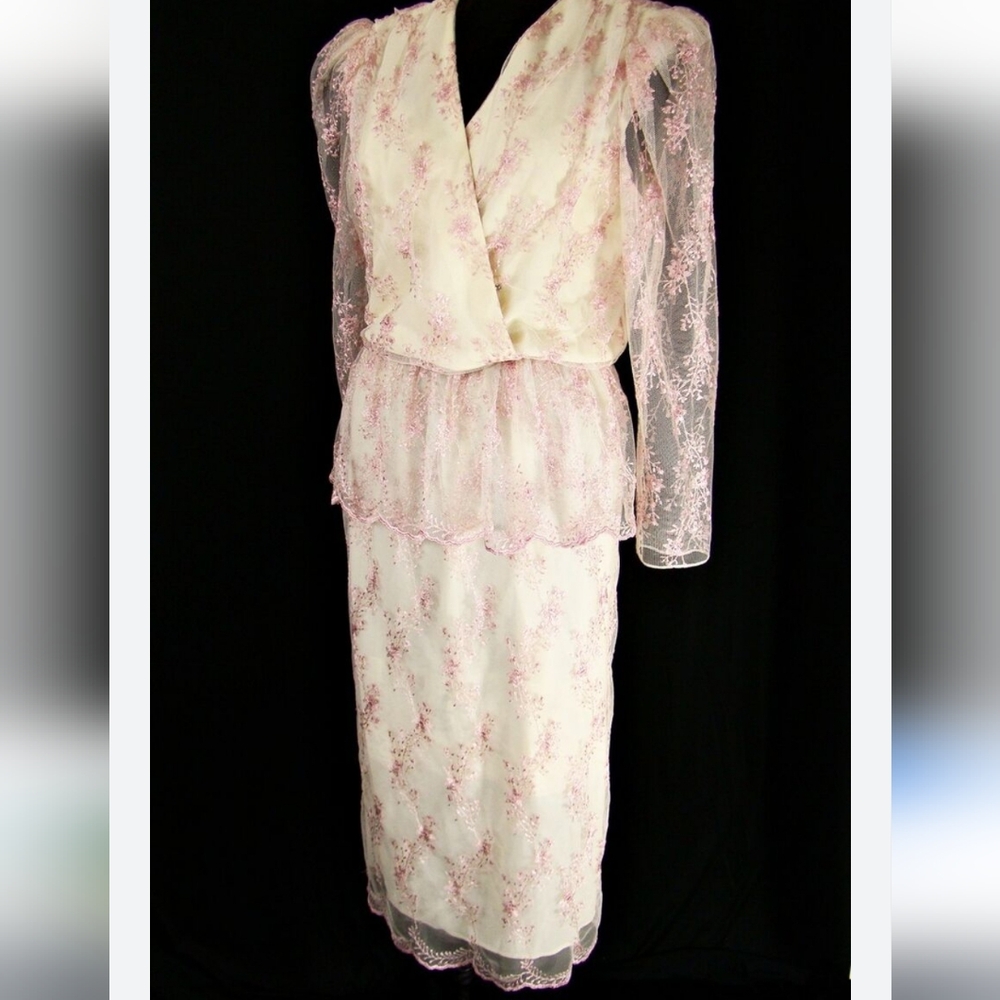 LOVELY VINTAGE Lace Dress!